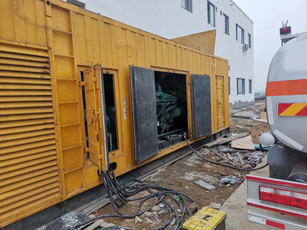 马村如何在发电机出租合同中约定设备的维修和保养责任？